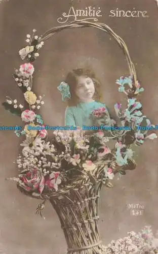 R678574 Amitie Sincere. Kleines Mädchen. Korb mit Blumen. 1915