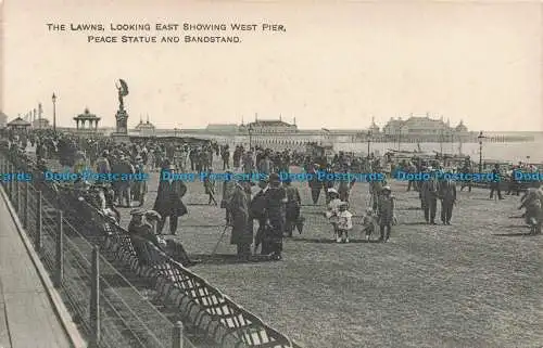 R678781 Die Rasenflächen. Blick nach Osten zeigt West Pier. Friedensstatue und Musikpavillon. N