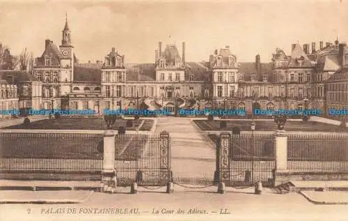 R678892 Palais de Fontainebleau. La Cour des Adieux. LL. 2