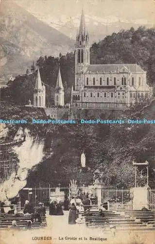 R168088 Lourdes. La Grotte et la Basilique