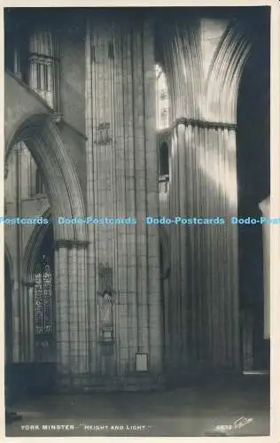 R168192 York Minster. Höhe und Licht. Walter Scott. Nr 4932. RP