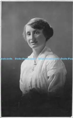 R168563 Frau. Alte Fotografie. Postkarte. H. M. Veale