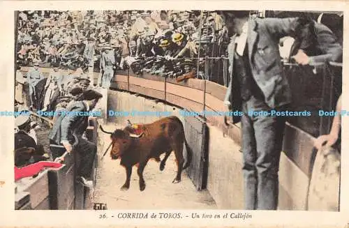 R169981 Corrida de Toros. Un toro en el Callejon. L. Roisin