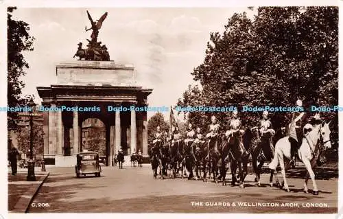 R169995 The Guards and Wellington Arch. London. RP. 1953