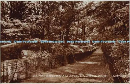 R169760 Britischer Damm und römische Mauer. St. Albans. Valentinstag. RP. 1934