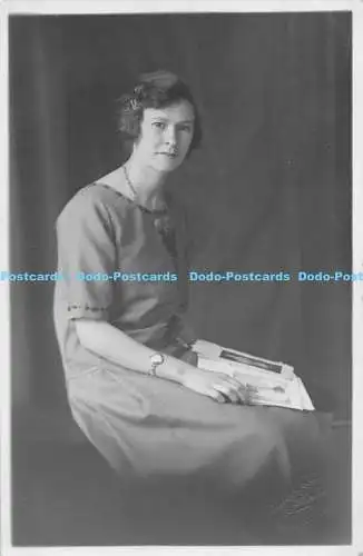 R172172 Frau. Alte Fotografie. Postkarte