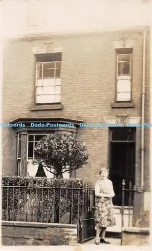 R172174 Die Vorderseite des Hauses. Frau. Alte Fotografie. Postkarte