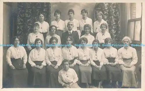 R173171 Alte Postkarte. Frauen und ein Mann Foto