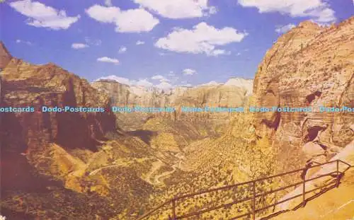 R176080 Switchbacks auf Zion Mt. Carmel Highway Zion Nationalpark. Utah. Mike Ro