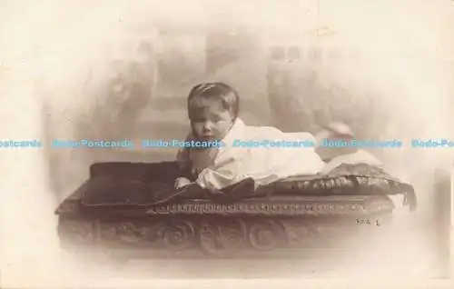 R178652 Ein Baby auf dem Tisch