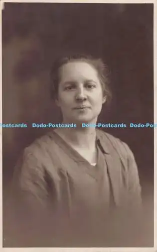 R178671 Eine Frau. Postkarte. Foto