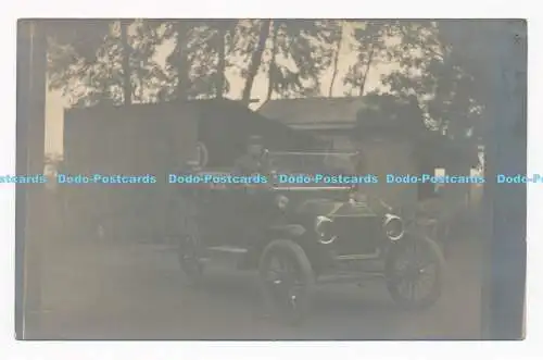 C000824 Ein Mann sitzt in einem Retro Auto. Postkarte