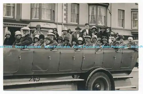 C000836 Frauen und Männer sitzen in Retro-Autos. Postkarte
