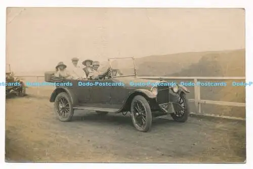 C000919 Die Männer mit Frauen sitzen in einem Retro-Auto