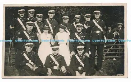C000923 Männer in Uniform und zwei Frauen. 1939