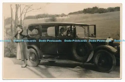 C000924 Frau im Retro-Auto. Postkarte