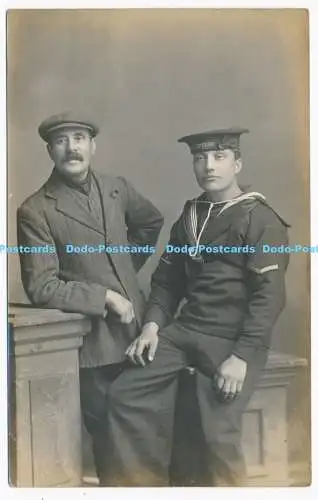 C000979 Ein Mann in Uniform der HMS Neptun und ein Mann im Anzug. Pollard Graham