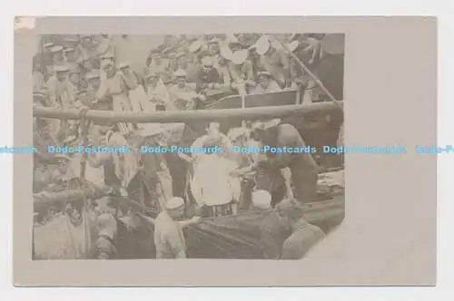 C002725 Viele Menschen. Ort unbekannt. Vielleicht Deck des Schiffes