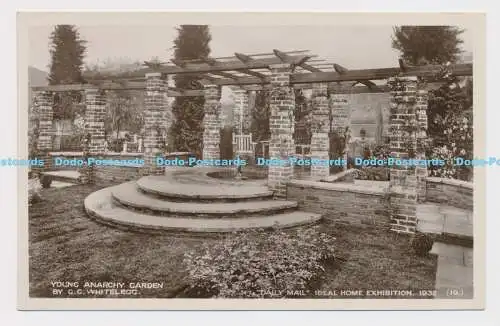 C004304 Young Anarchy Garden von G. G. Whitelegg. Daily Mail Ideal Home Exhibitio