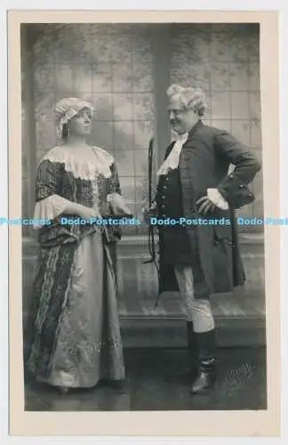 C005293 Frau und Mann. Historische Kostüme. Theater. Fred. Gegg. Evesham