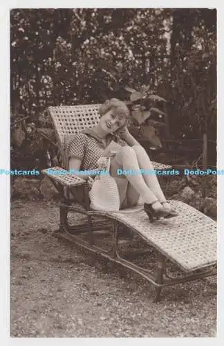 C004722 Frau liest ein Buch und sitzt auf der Bank. Natur. Garten. 843