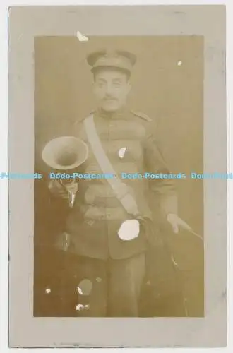 C004775 Mann mit Musikinstrument in der Hand. Uniform. 1906