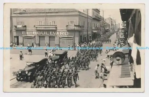 C005610 El Boulevard. Parade. Uniformen. Militär