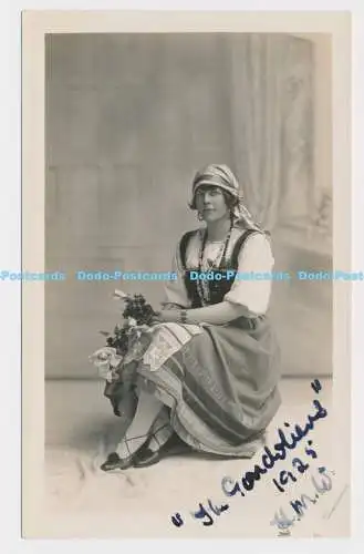 C005015 Frau. Nationaltracht. Blumen. Fred Gegg. Evesham