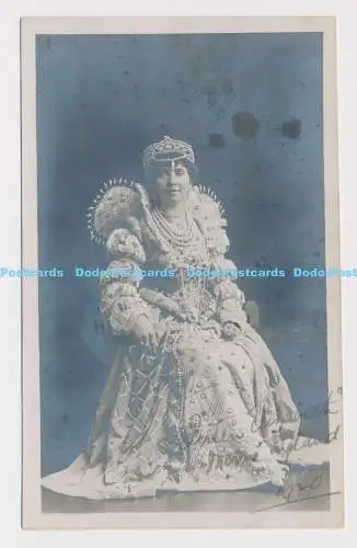 C005038 Frau. Queen Elizabeth. England. Historische Kostüme. Theater. Fred. Geg