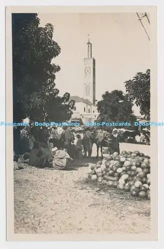 C005100 unbekannter Ort. Menschen. Turm. Wassermelonen. Pferde