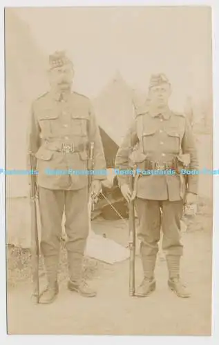 C005172 Herren. Uniformen. Soldaten. Militär. Waffen. Zelte im Hintergrund