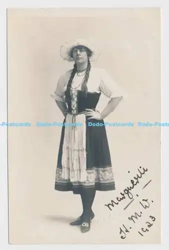 C005263 Frau. Nationaltracht. Historische Kostüme. Theater. Fred. Gegg. Evesh