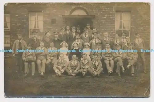 C006902 Gruppenfoto von Menschen. Backsteinhaus