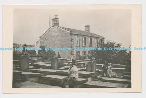 C008954 Friedhof. Ort unbekannt. Menschen. Gebäude