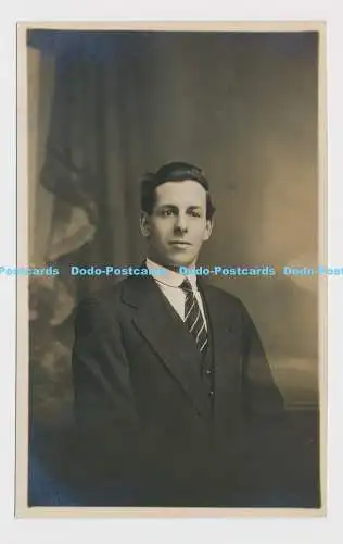 C009207 Frau. Anzug. Portrait. Geo. O. Stott