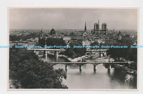 C008212 Paris en Flanant. La Cite Notre Dame et les ponts. Yvon. 1951