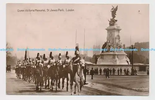 C011542 Queen Victoria Memorial. St. James Park. London. Central News. Valentine