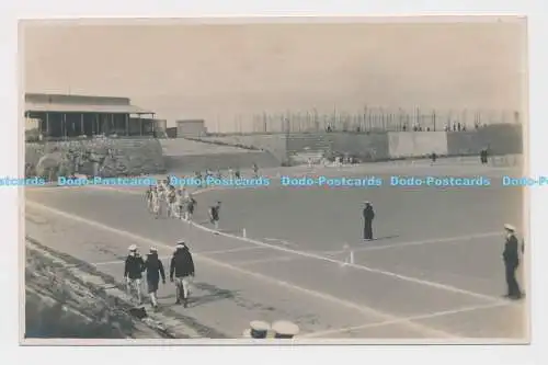 C010604 Stadium. Menschen laufen. Ort unbekannt. R. Dabbs und R. Ottaway. T.I. C