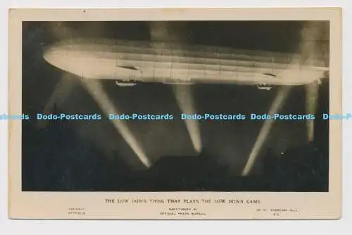 C011787 Low Down Thing, das Low Down Game spielt. Zeppelin. Luftschiff. Offizielle Pre