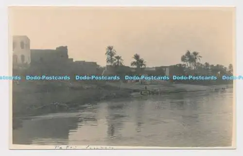 C012910 River. Handflächen. Unbekannter Ort
