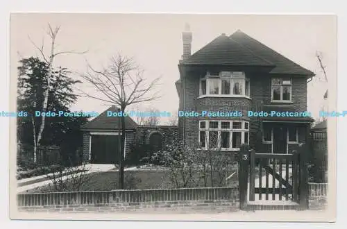 C013607 Haus mit großen Fenstern und Zaun. Postkarte