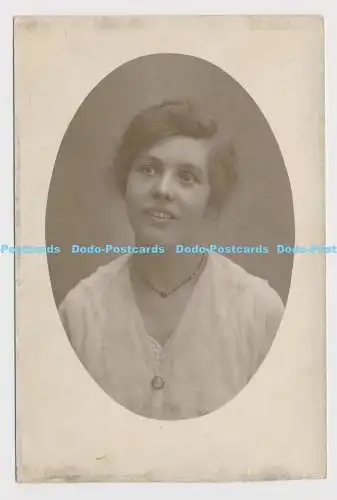 C013243 Eine junge Frau mit Halskette. Portrait. Albert Hester