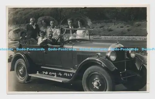 C013912 Damen und Herren sitzen im Auto. 1928