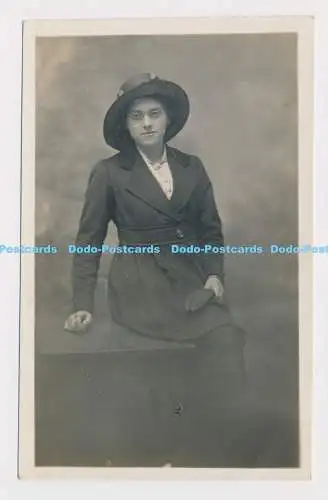 C013344 Junge Frau mit Mütze und Handschuhen. Postkarte