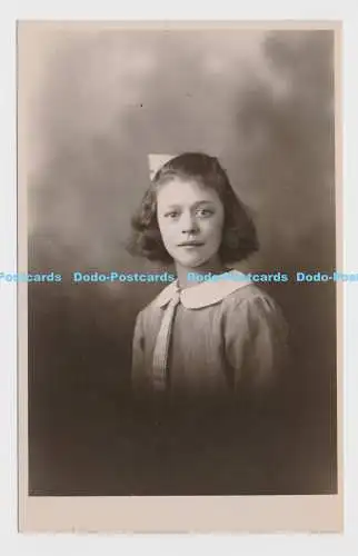 C013366 Mädchen mit Krawatte. Postkarte