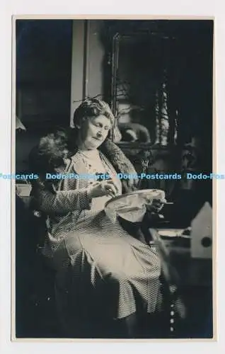 C013397 Eine alte Frau beim Basteln. Postkarte
