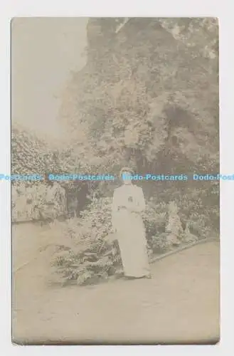 C015120 Frauen stehen in der Nähe des Gartens