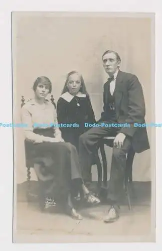 C015255 Herren. Mädchen und Frauen
