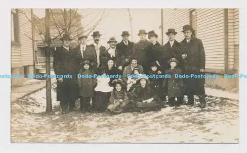 C017467 Fotografie. Mann und Frau in dunkler Kleidung