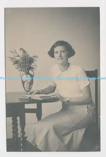 C016703 Frauen mit kurzen Haaren. Auf Tischbuch